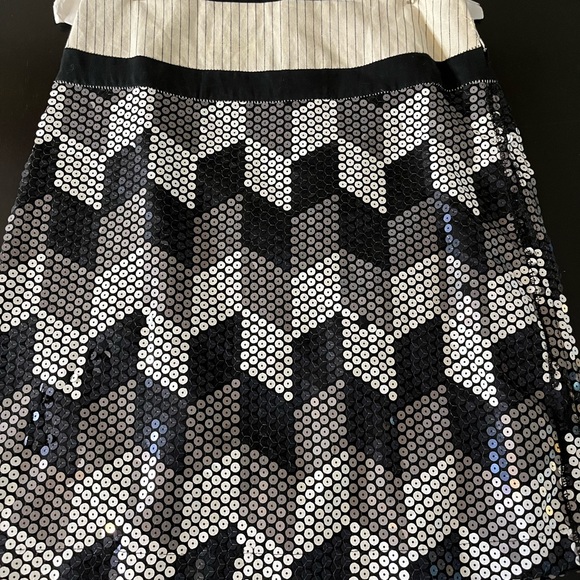 Skirt sequin needs 4 sequins - Picture 5 of 11